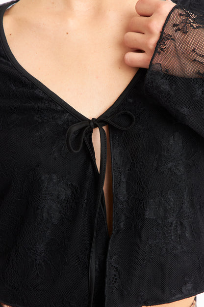 Blusa Nudo Delantero Encaje Negro