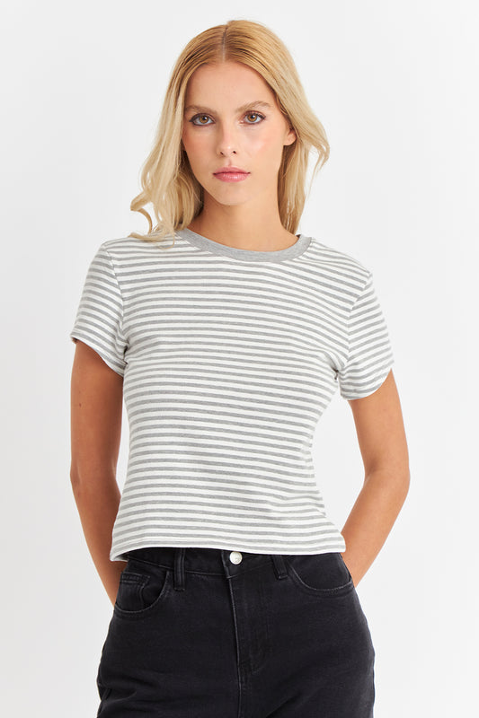 Polera Básica Cuello Redondo Líneas Gris Claro