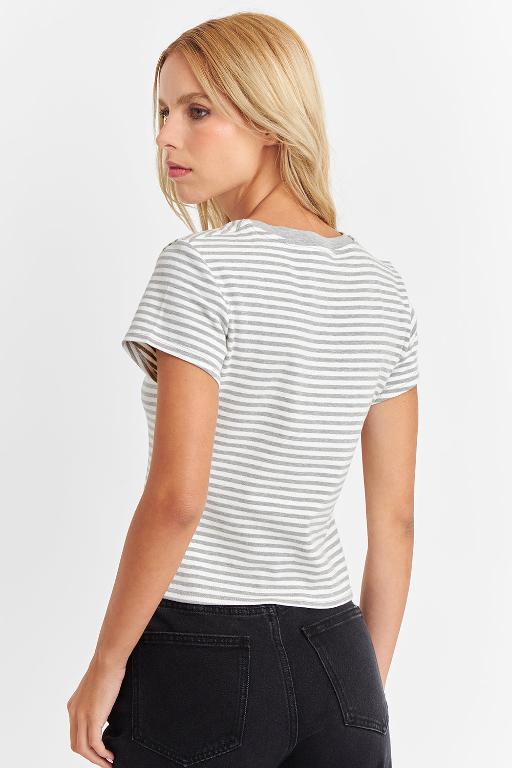 Polera Básica Cuello Redondo Líneas Gris Claro