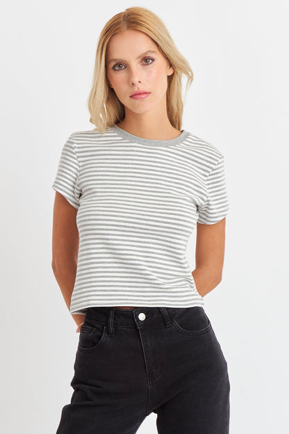 Polera Básica Cuello Redondo Líneas Gris Claro