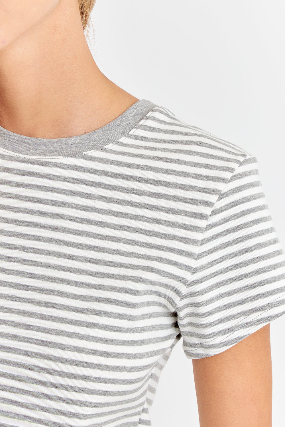 Polera Básica Cuello Redondo Líneas Gris Claro