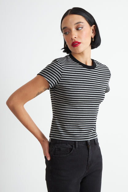 Polera Básica Cuello Redondo Líneas Grafito