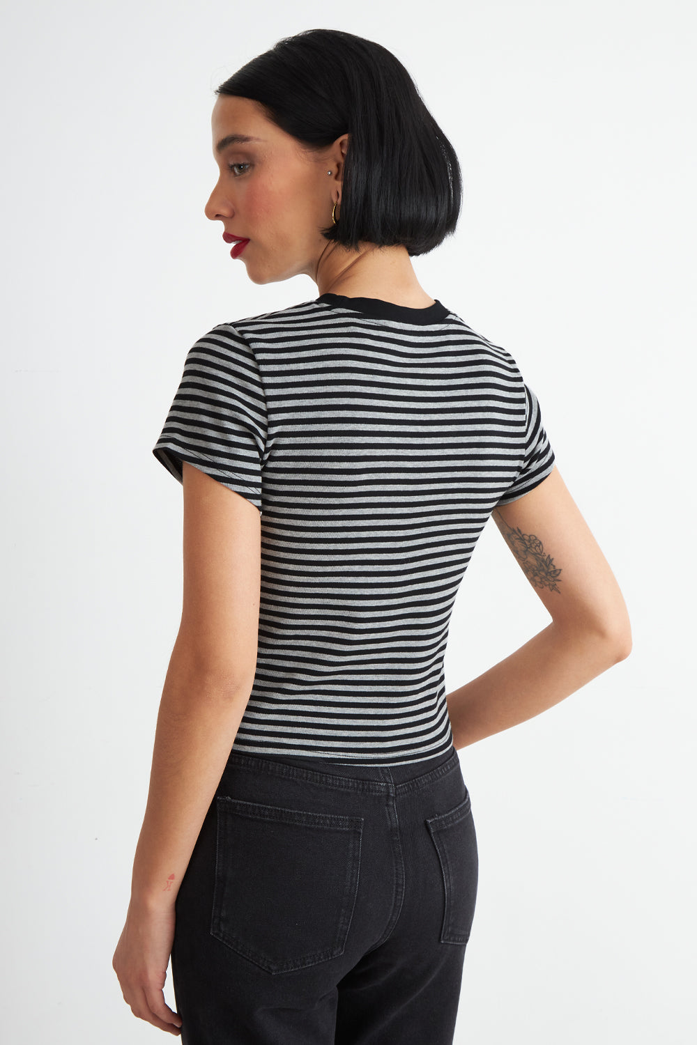 Polera Básica Cuello Redondo Líneas Grafito