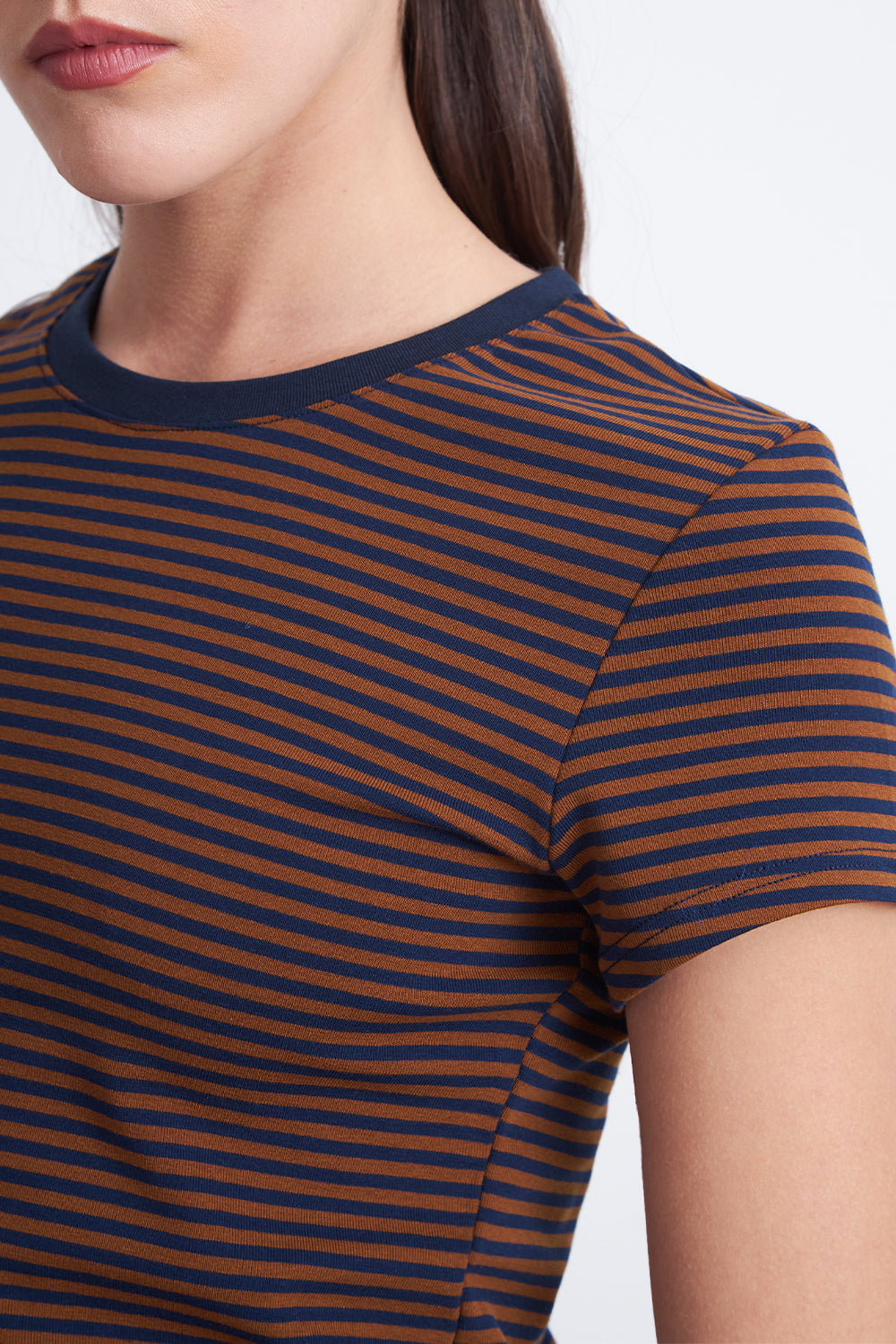 Polera Básica Cuello Redondo Líneas Café