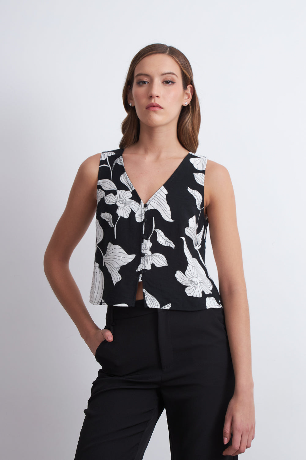 Blusa sin Mangas Negra con Flores Blancas