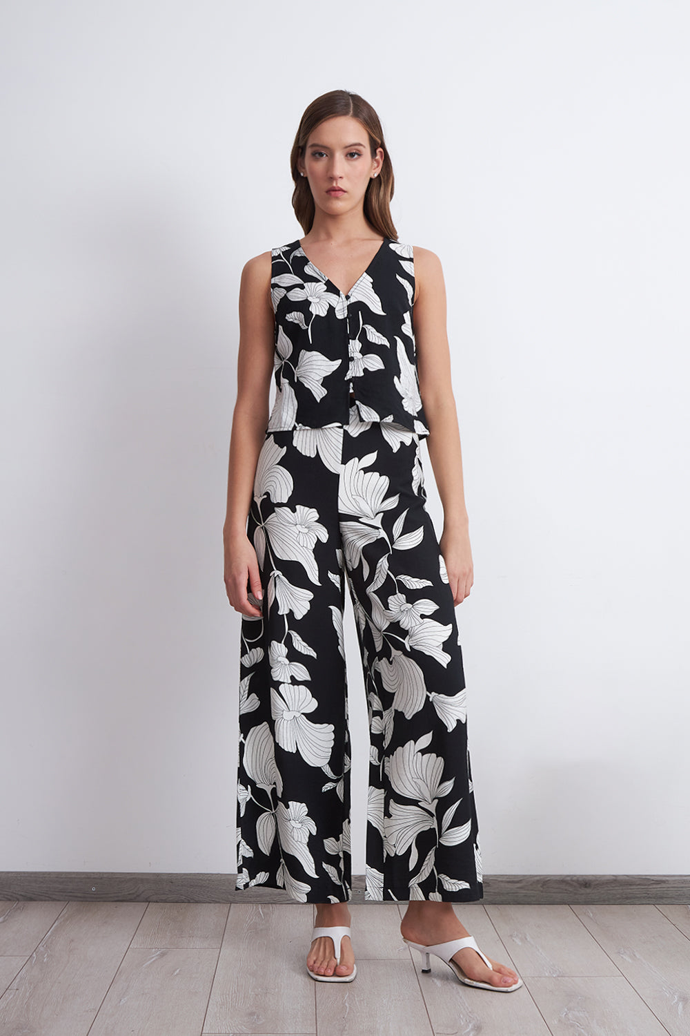 Blusa sin Mangas Negra con Flores Blancas