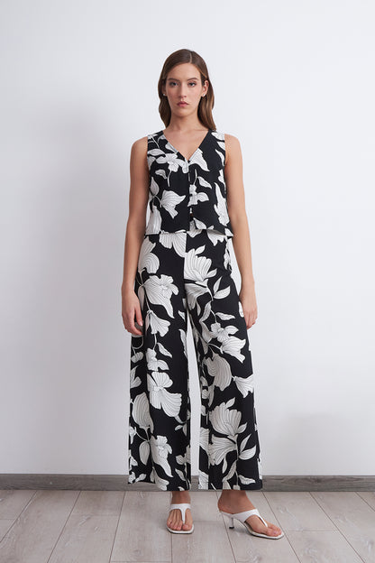 Blusa sin Mangas Negra con Flores Blancas