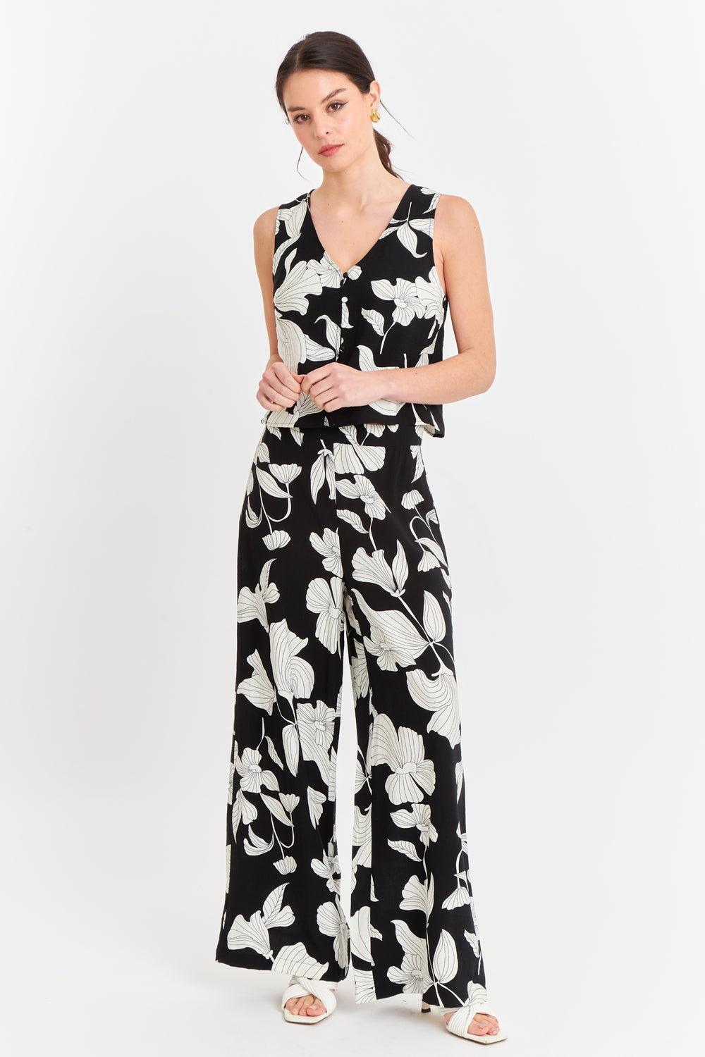 Blusa sin Mangas Negra con Flores Blancas