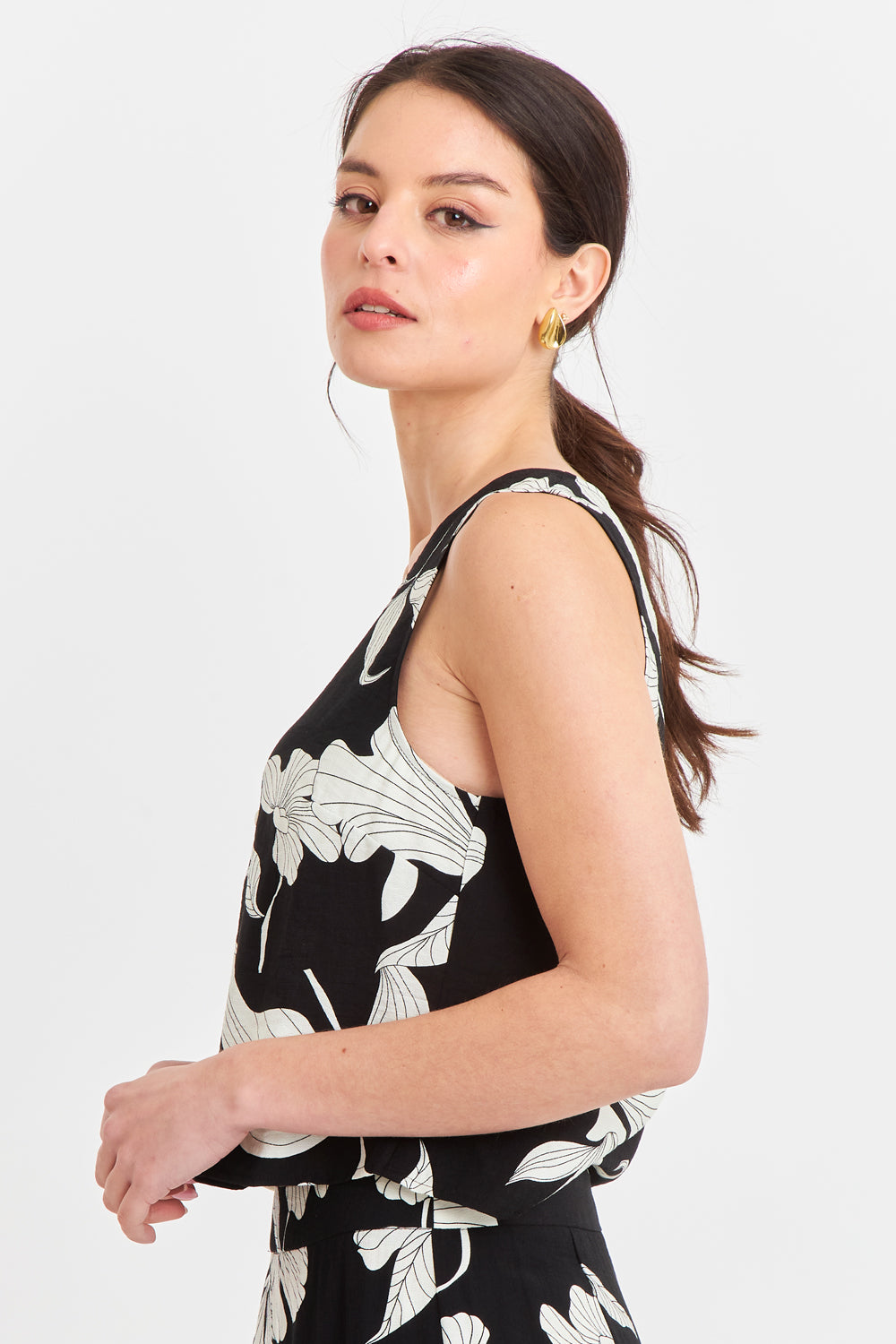 Blusa sin Mangas Negra con Flores Blancas