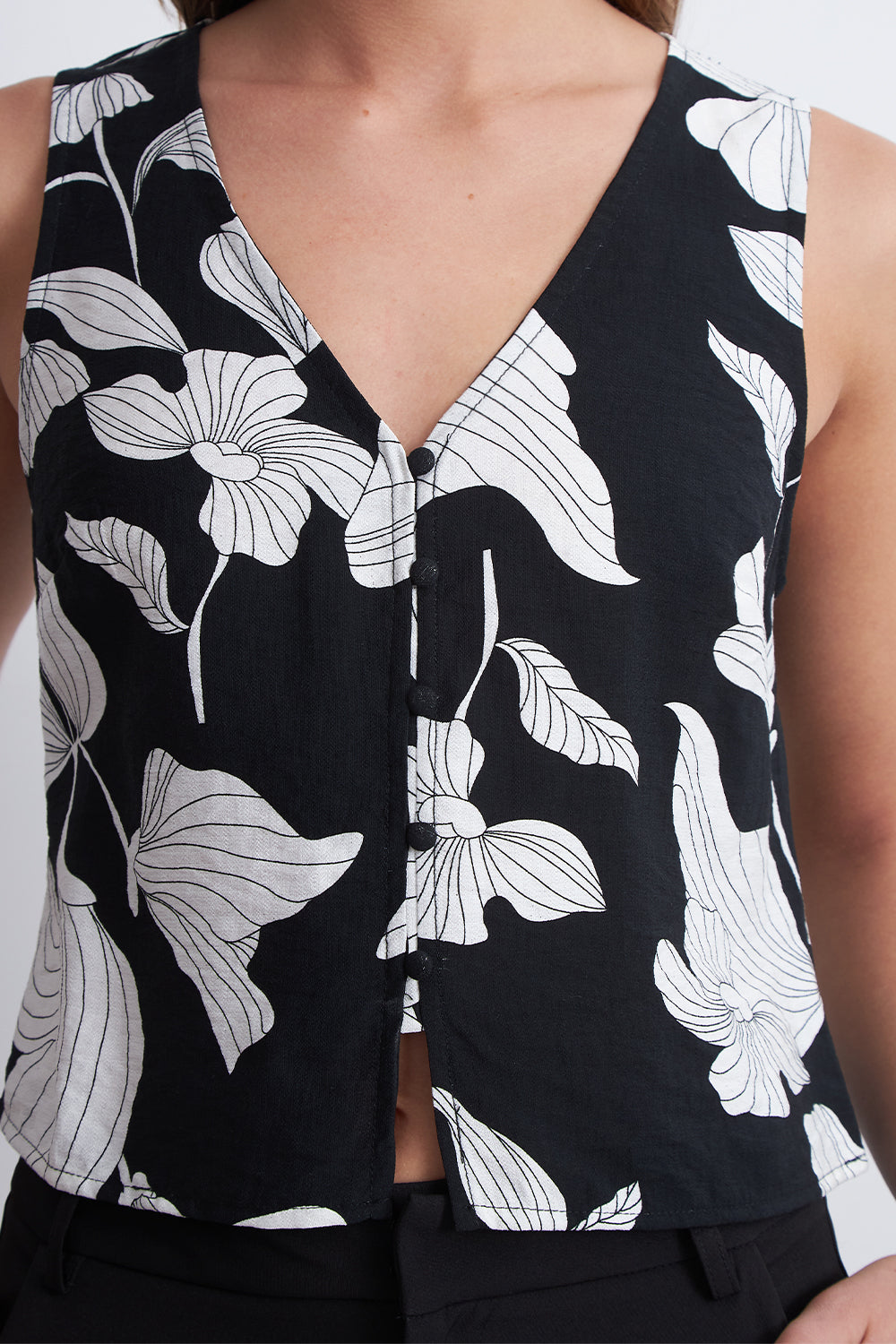 Blusa sin Mangas Negra con Flores Blancas