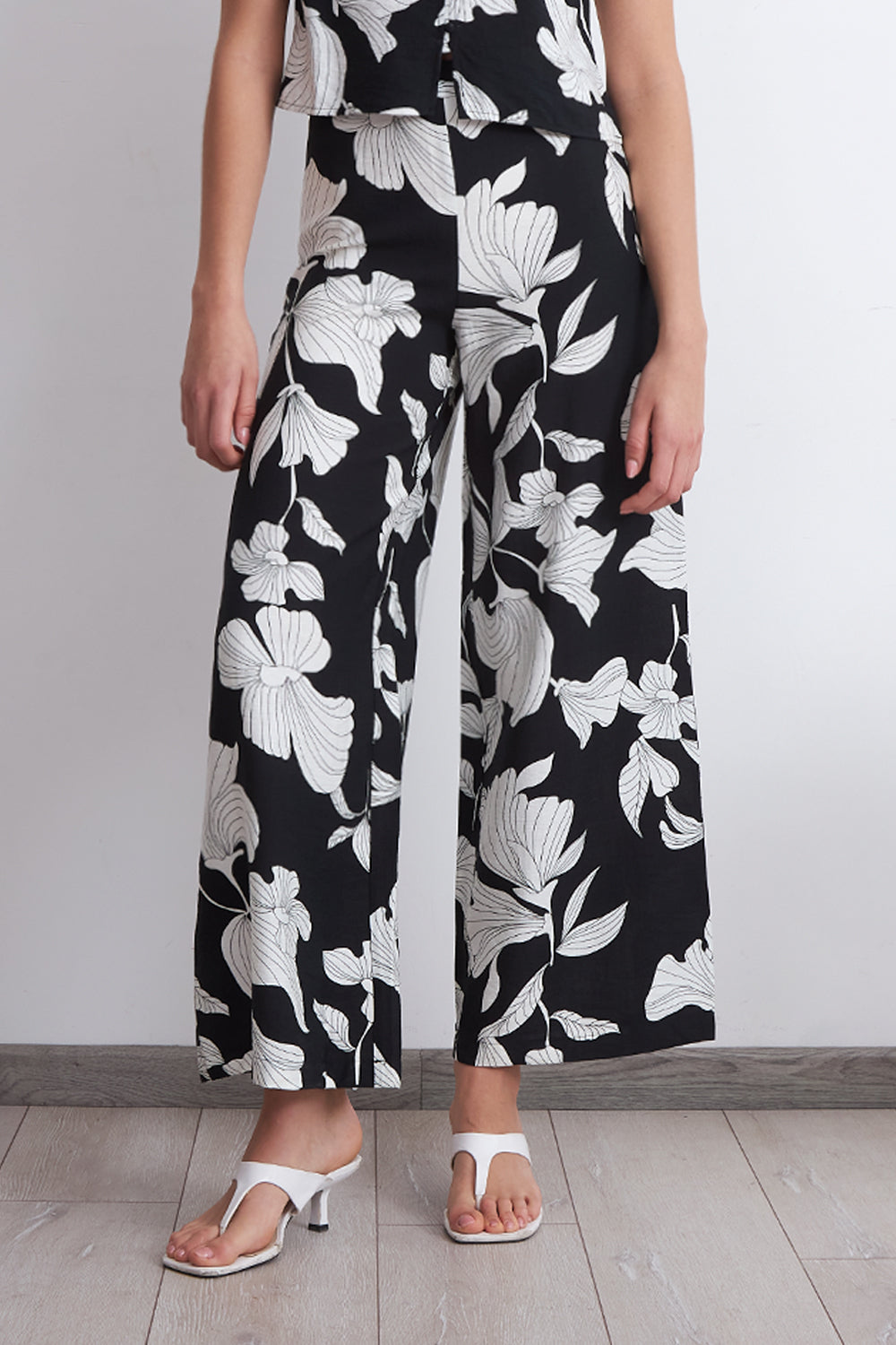 Pantalón Negro Flores Blancas