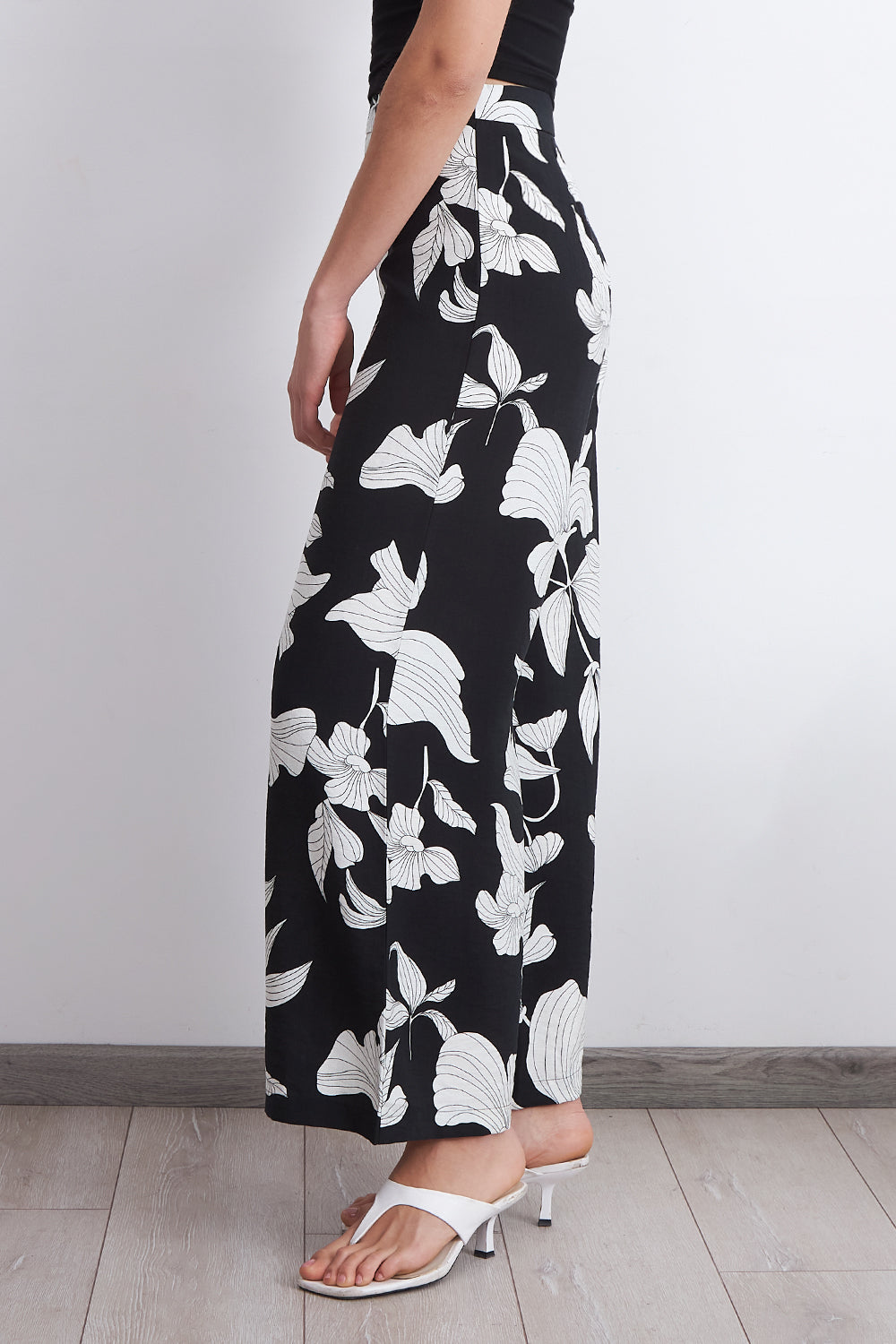 Pantalón Negro Flores Blancas