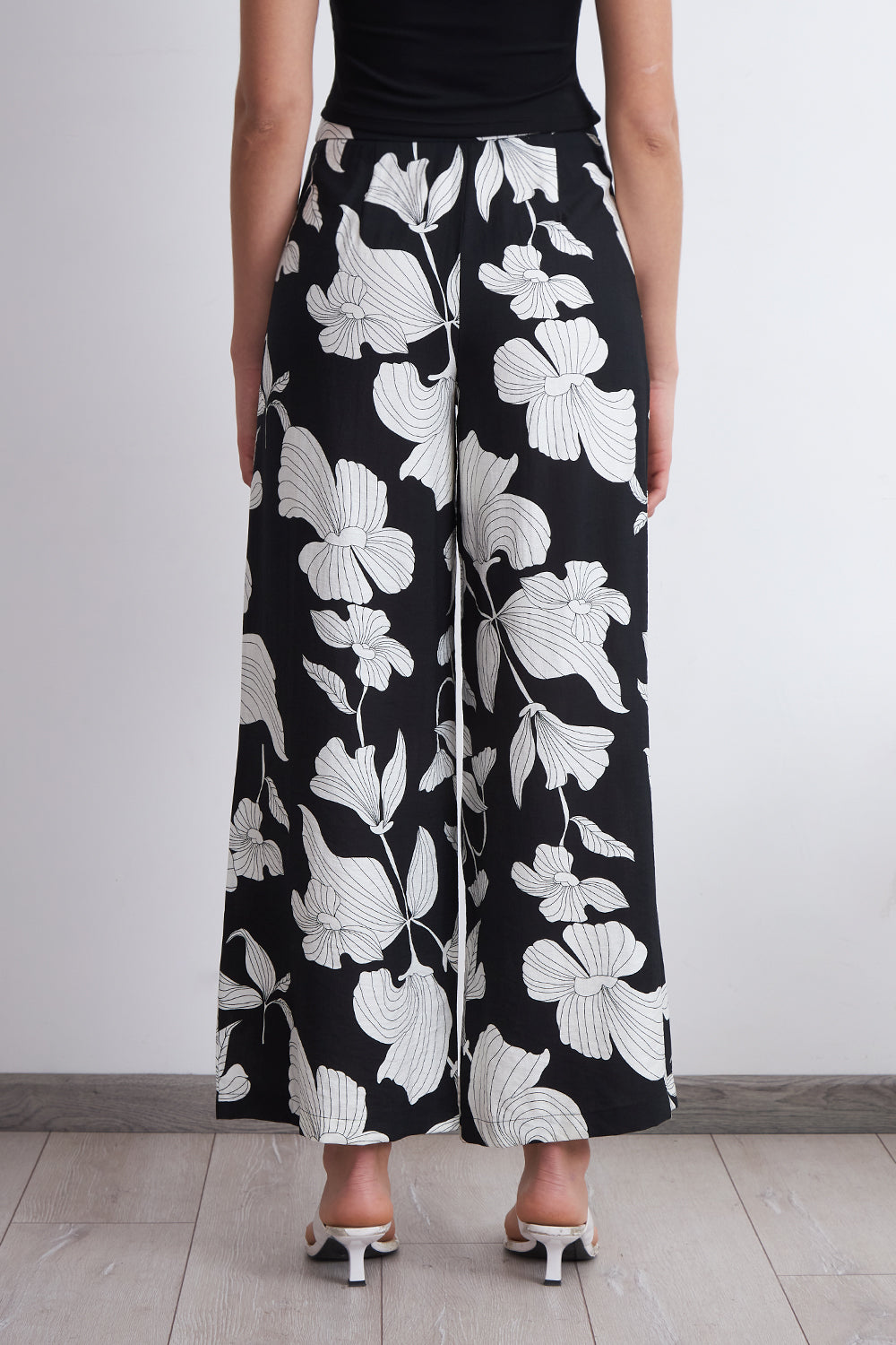 Pantalón Negro Flores Blancas