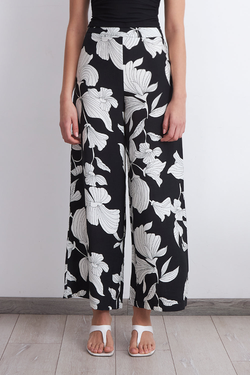 Pantalón Negro Flores Blancas