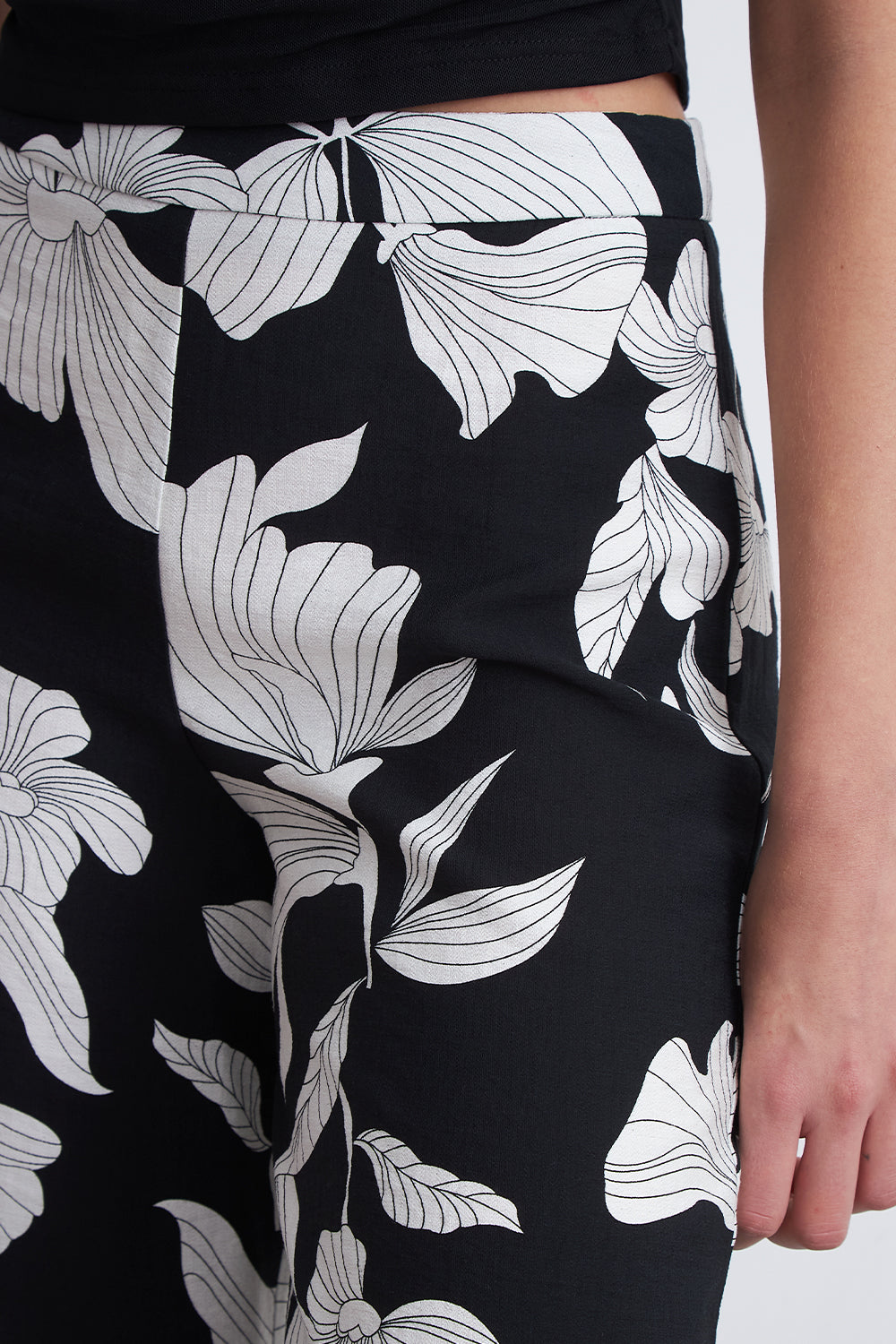 Pantalón Negro Flores Blancas