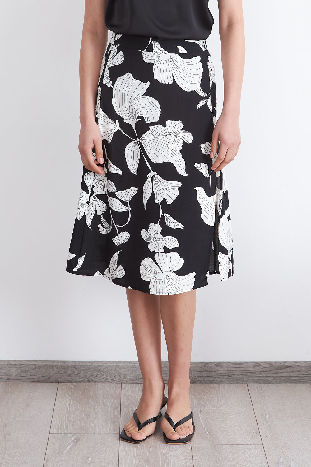 Falda Midi Negra con Flores Blancas