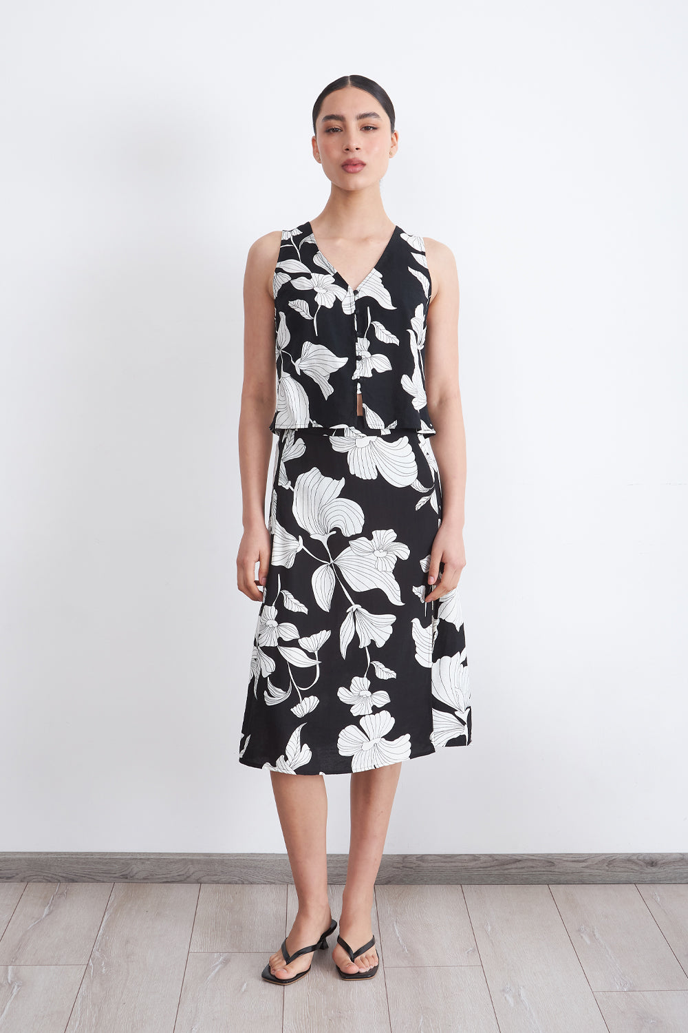Falda Midi Negra con Flores Blancas