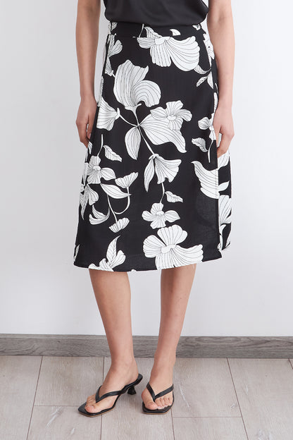 Falda Midi Negra con Flores Blancas