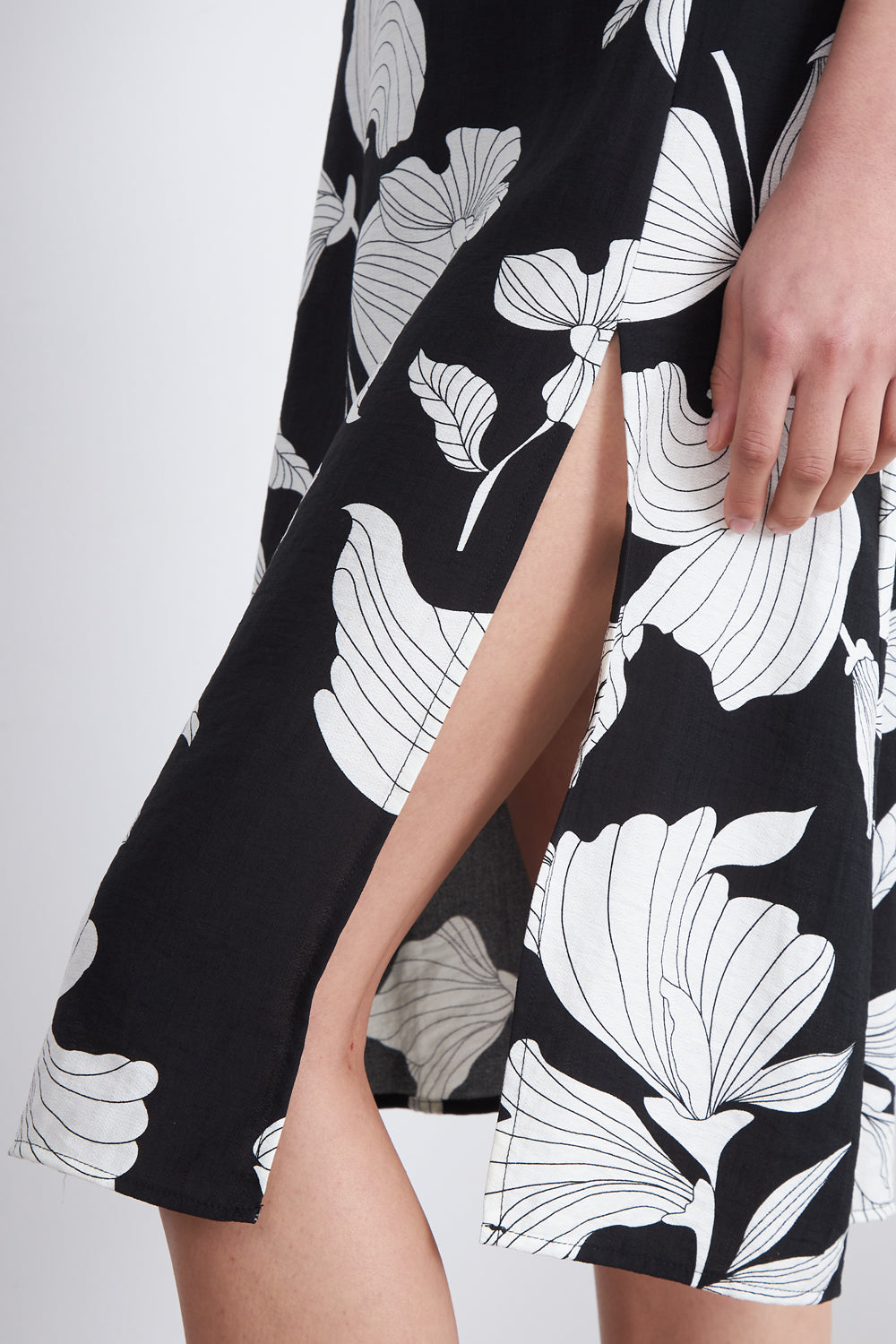 Falda Midi Negra con Flores Blancas