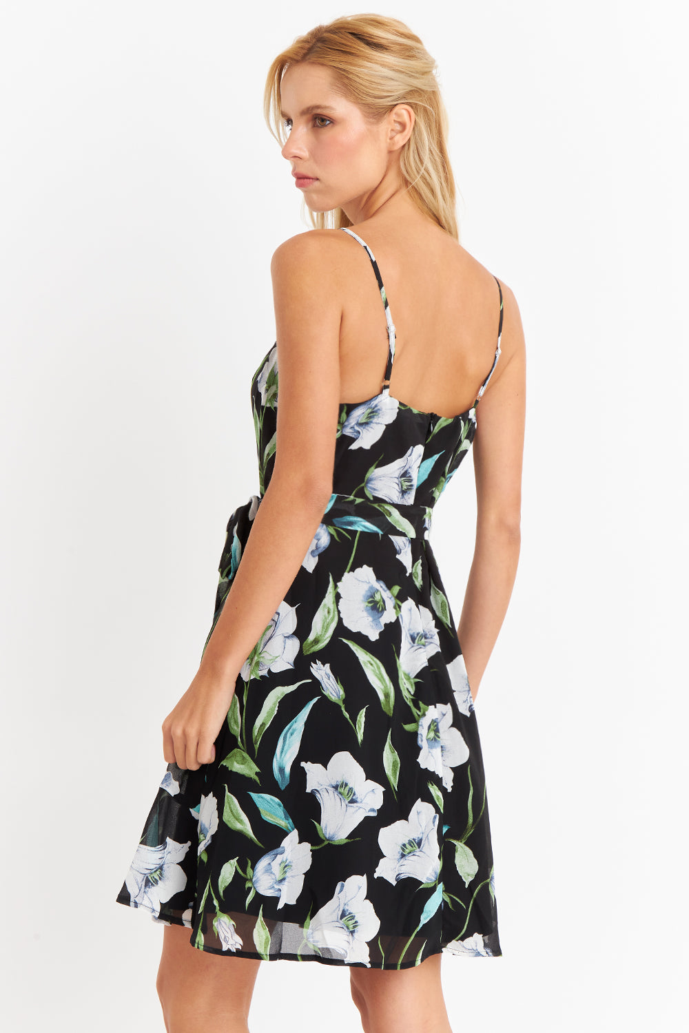 Vestido Corto Floral con Vuelos Cruzados Blanco