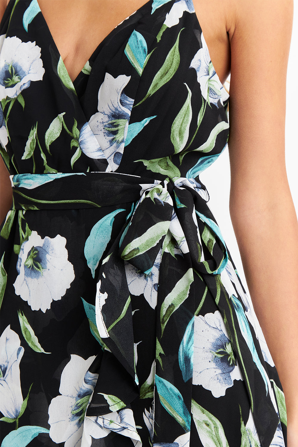 Vestido Corto Floral con Vuelos Cruzados Blanco