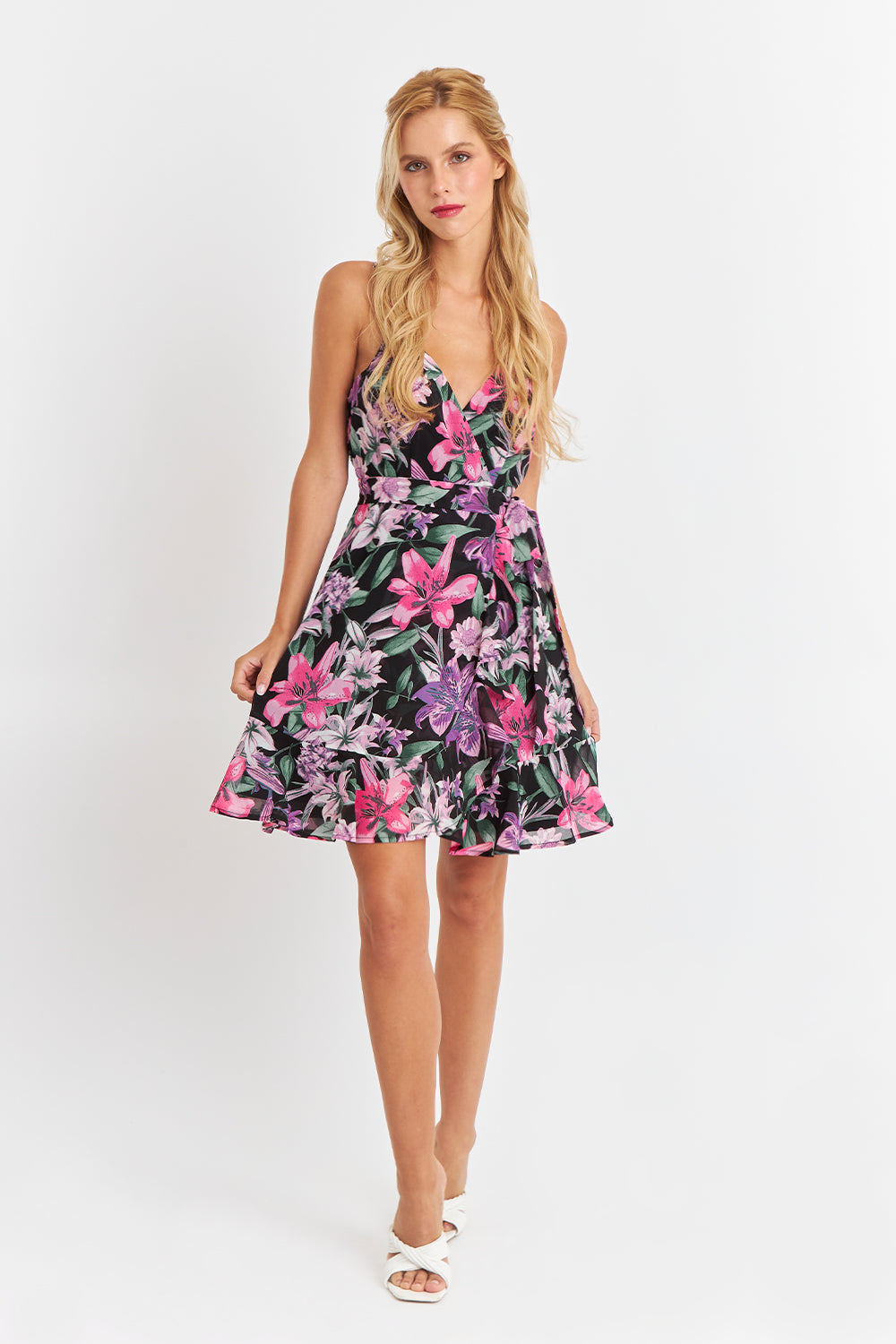 Vestido Corto Floral con Vuelos Cruzados Fucsia