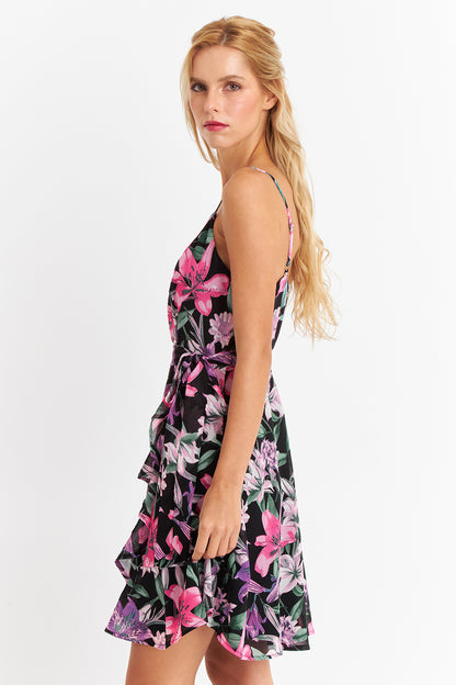 Vestido Corto Floral con Vuelos Cruzados Fucsia
