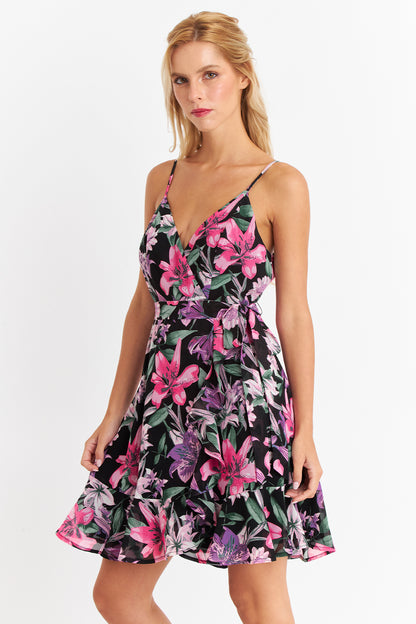 Vestido Corto Floral con Vuelos Cruzados Fucsia