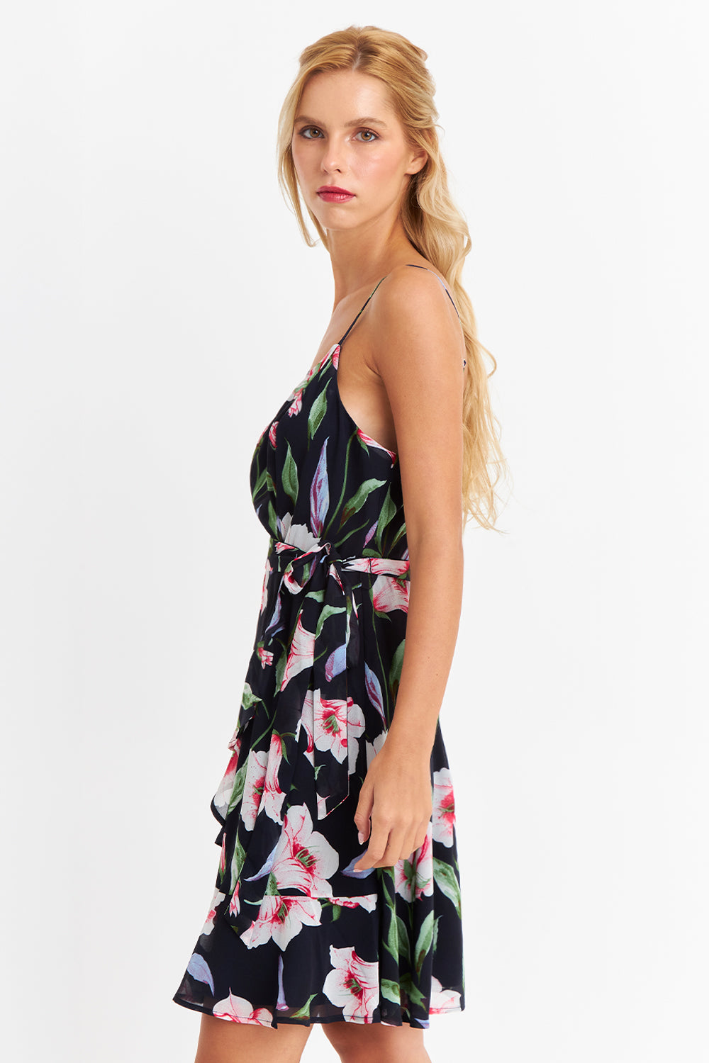 Vestido Corto Floral con Vuelos Cruzados Rosado