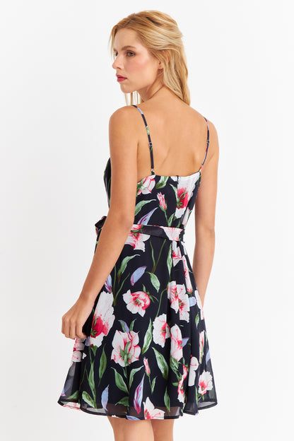 Vestido Corto Floral con Vuelos Cruzados Rosado