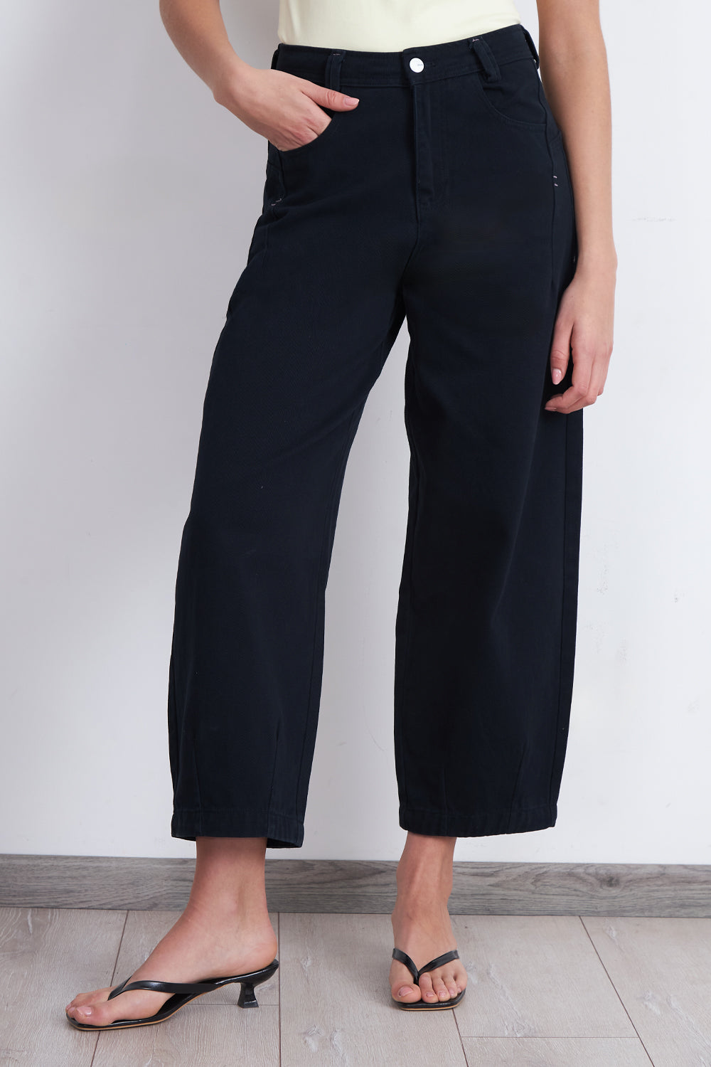 Jeans Corte Barrel Azul Marino