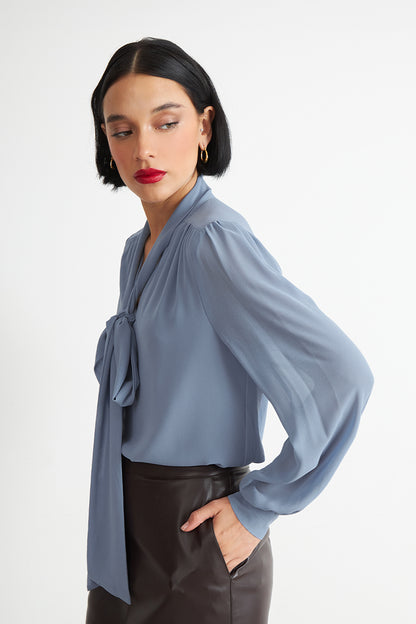 Blusa Manga Larga con Corbatín Celeste