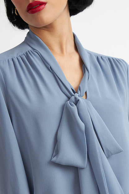 Blusa Manga Larga con Corbatín Celeste