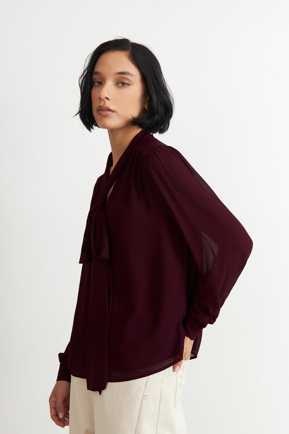 Blusa Manga Larga con Corbatín Burdeo