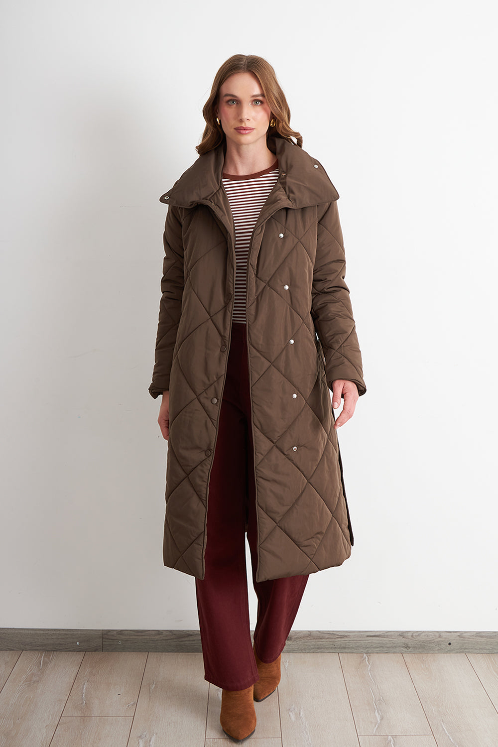 Parka Acolchada con Cinturón Lazo Café