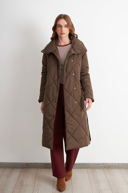 Parka Acolchada con Cinturón Lazo Café