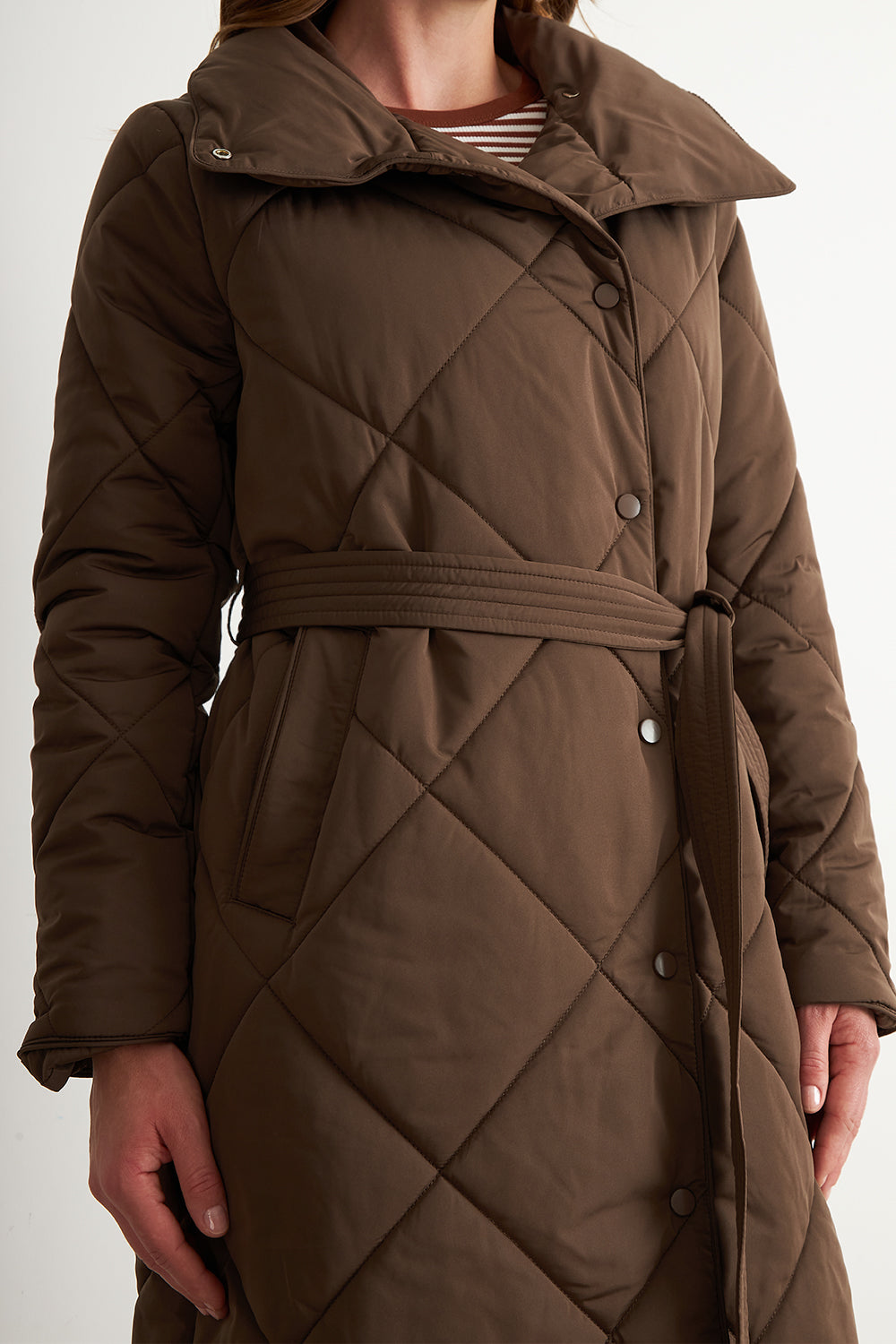 Parka Acolchada con Cinturón Lazo Café