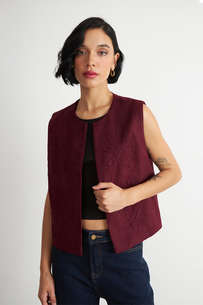 Vest Tipo Gamuza Bordado Burdeo