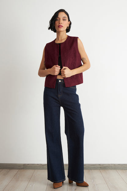 Vest Tipo Gamuza Bordado Burdeo