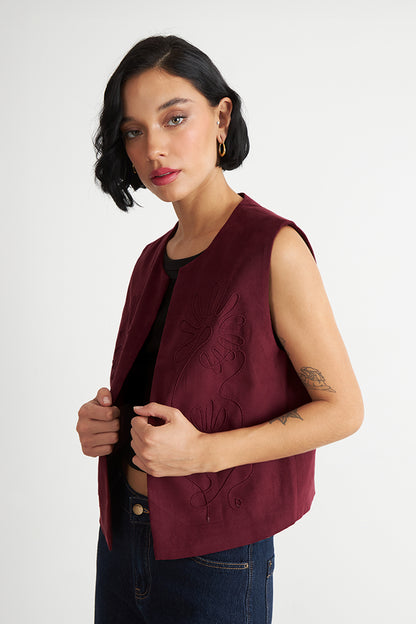Vest Tipo Gamuza Bordado Burdeo
