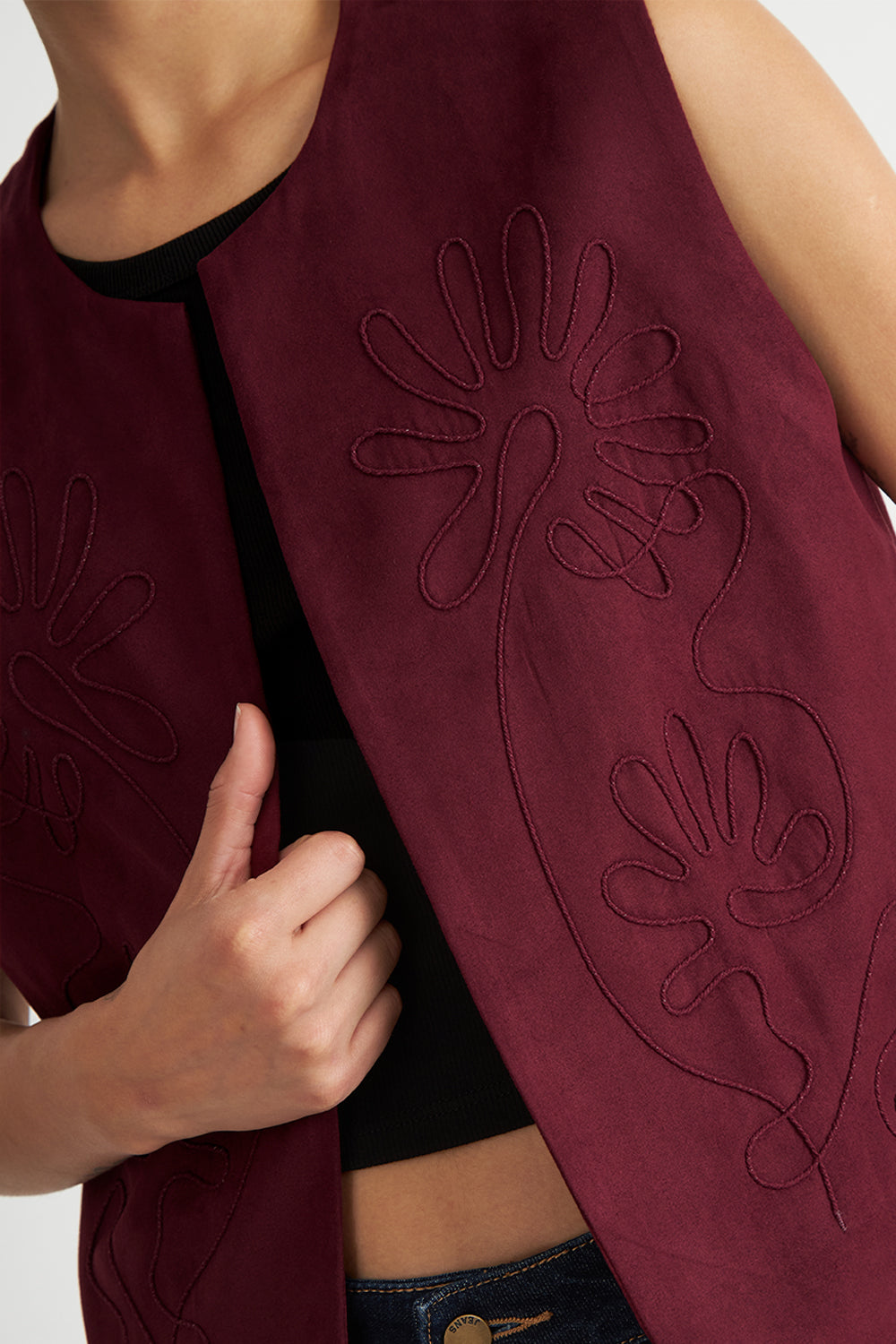 Vest Tipo Gamuza Bordado Burdeo