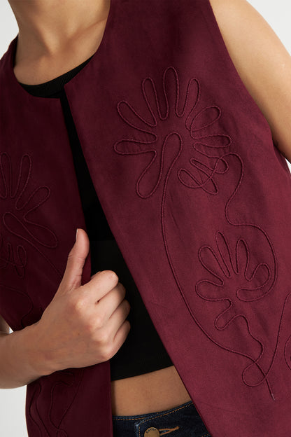 Vest Tipo Gamuza Bordado Burdeo
