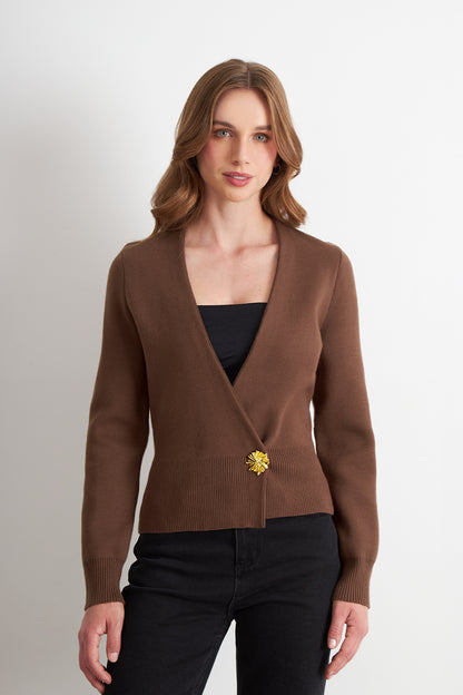Cárdigan Cruzado con Botón Dorado Café