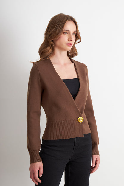 Cárdigan Cruzado con Botón Dorado Café