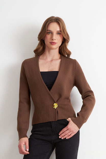 Cárdigan Cruzado con Botón Dorado Café