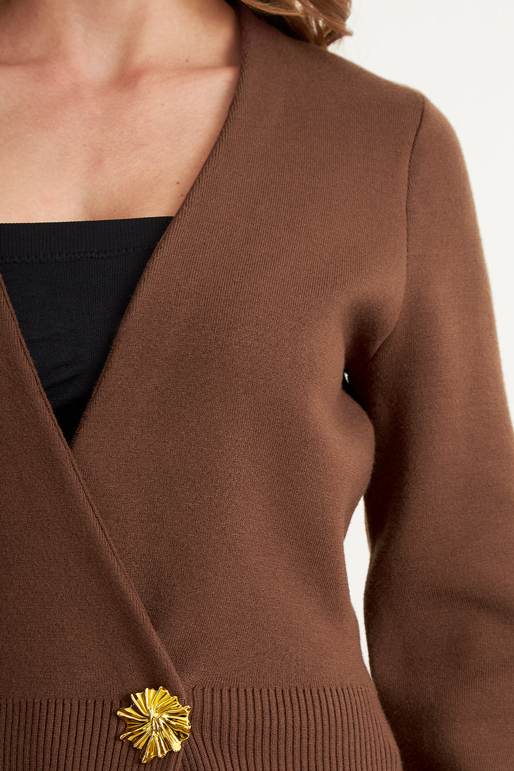 Cárdigan Cruzado con Botón Dorado Café