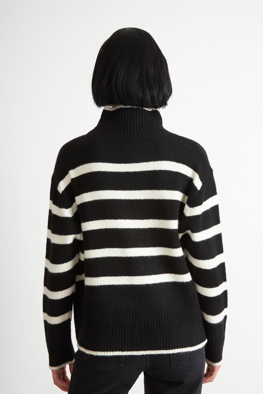 Sweater Cuello Alto Rayas Horizontales Negro