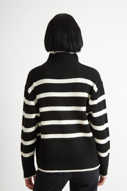 Sweater Cuello Alto Rayas Horizontales Negro