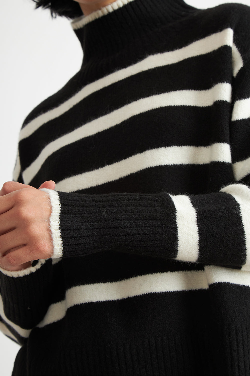 Sweater Cuello Alto Rayas Horizontales Negro