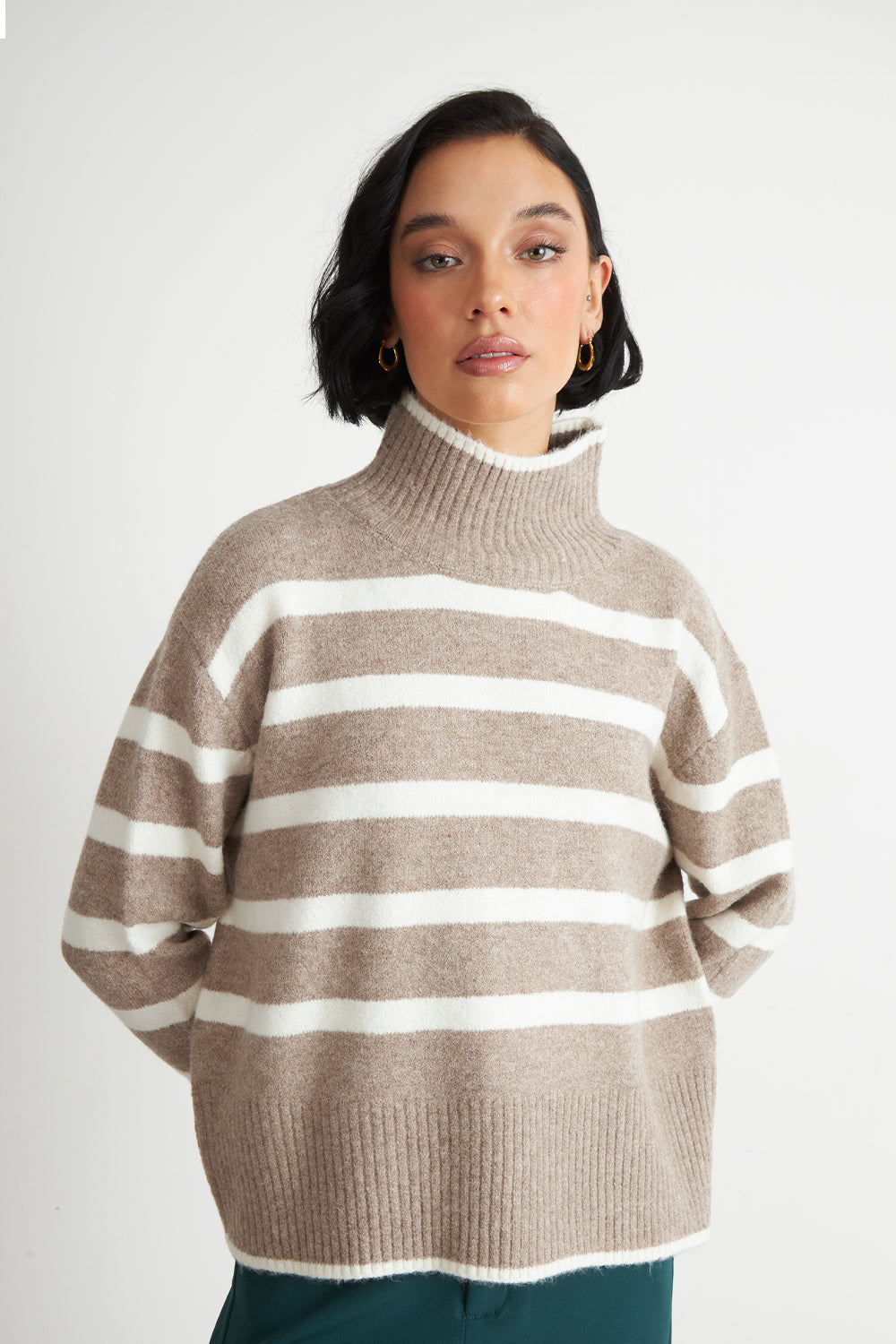 Sweater Cuello Alto Rayas Horizontales Khaki